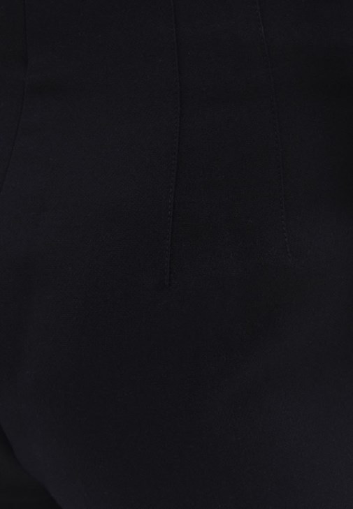 Carrot-Fit Pantolon ve Slim-Fit Gömlek Kombini