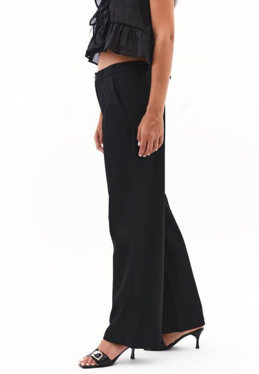 Orta Bel Pantolon ve Fırfırlı Bluz Kombini