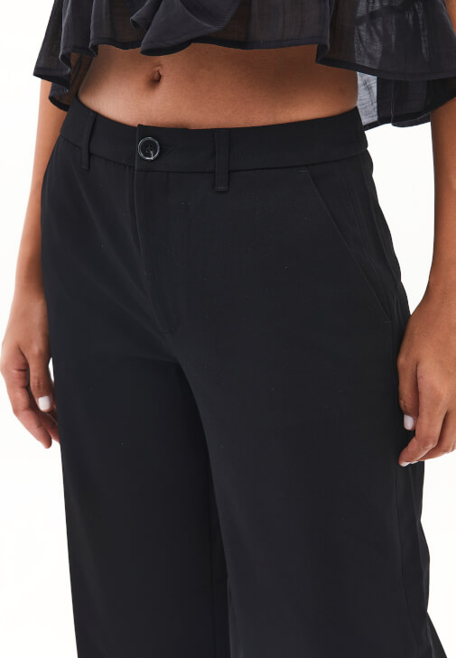 Orta Bel Pantolon ve Fırfırlı Bluz Kombini