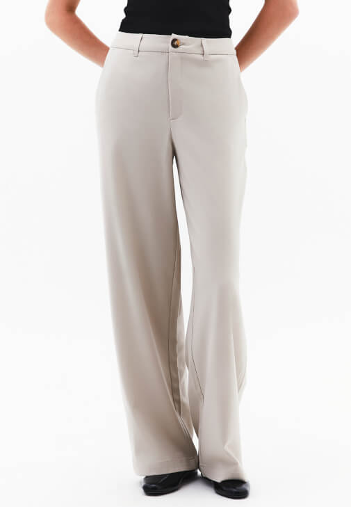 Pantolon ve Kalın Askılı Atlet Kombini