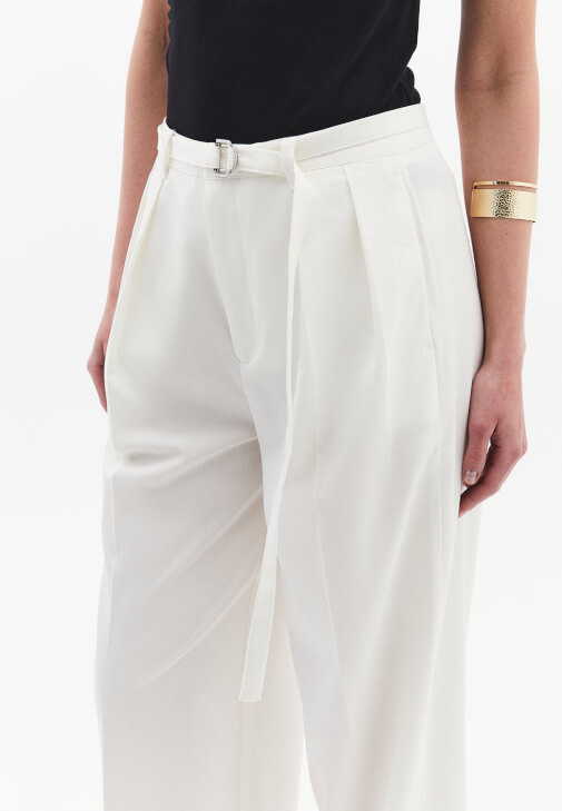 Wide-Leg Pantolon ve Tek Omuzlu Bluz Kombini