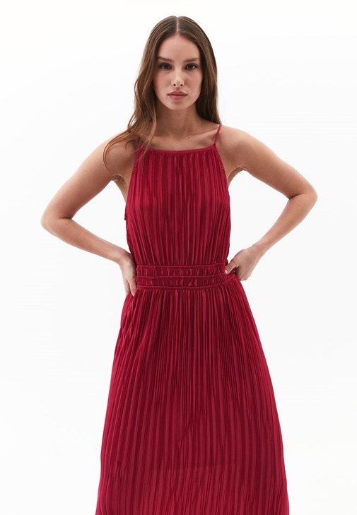 Pileli Uzun Elbise ve Topuklu Terlik Kombini