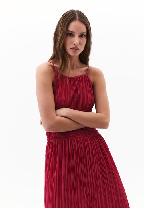 Pileli Uzun Elbise ve Topuklu Terlik Kombini