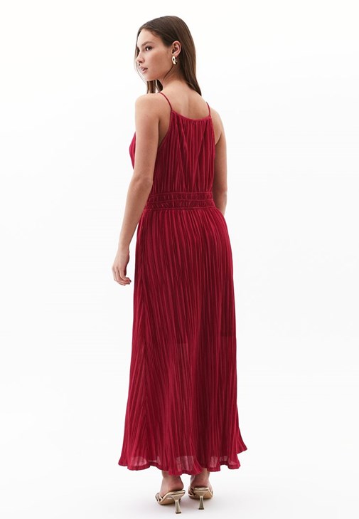 Pileli Uzun Elbise ve Topuklu Terlik Kombini