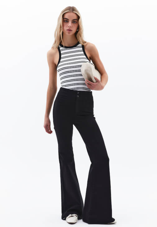 Flare Pantolon ve Halter Yaka Atlet Kombini