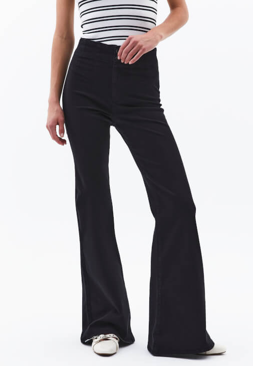 Flare Pantolon ve Halter Yaka Atlet Kombini