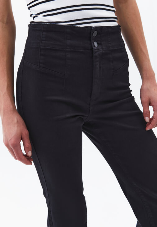 Flare Pantolon ve Halter Yaka Atlet Kombini