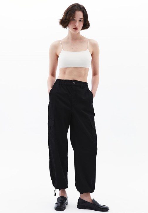 İnce Askılı Bralet ve Straight-Fit Pantolon Kombini