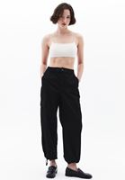 İnce Askılı Bralet ve Straight-Fit Pantolon Kombini