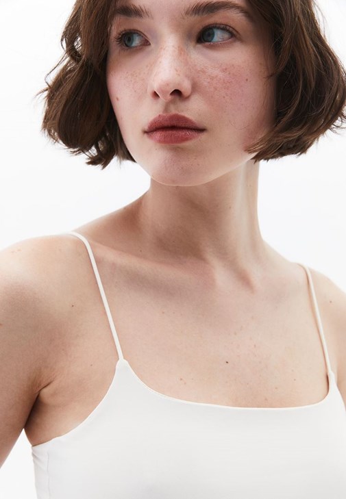 İnce Askılı Bralet ve Straight-Fit Pantolon Kombini