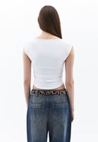 Büzgülü Tişört ve Barrel-Fit Pantolon Kombini