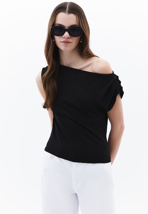 Büzgü Detaylı Bluz ve Wide-Leg Pantolon Kombini