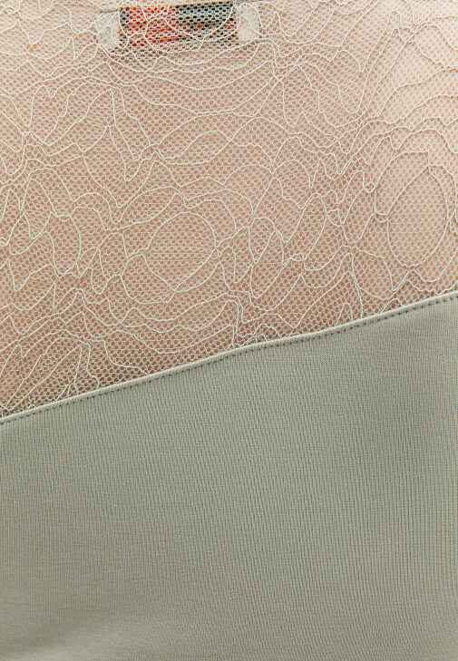 Dantel Detaylı Atlet ve Kargo Pantolon Kombini