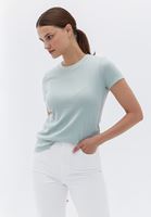 Pamuklu Tişört ve Tencel Pantolon Kombini