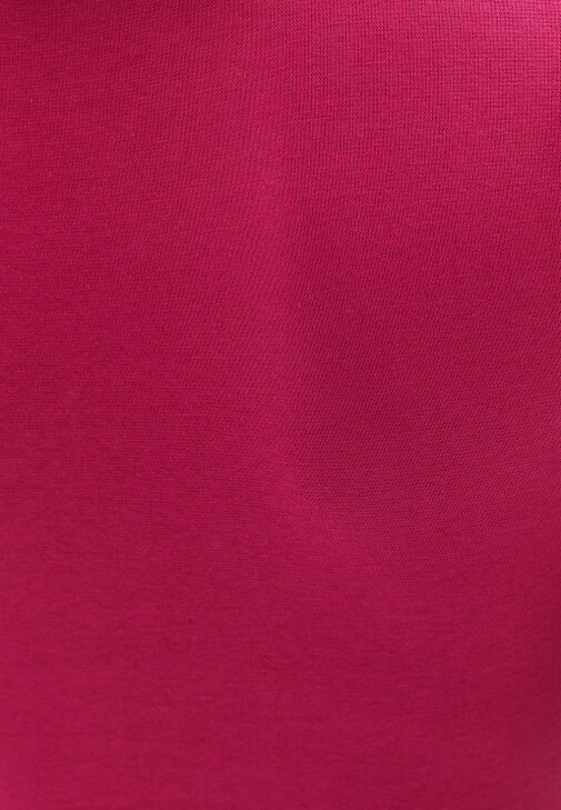 Crop Tişört ve Barrel-Fit Pantolon Kombini