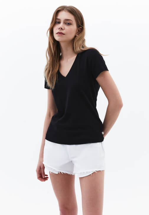 Pamuklu Tişört ve Pamuklu Şort Kombini