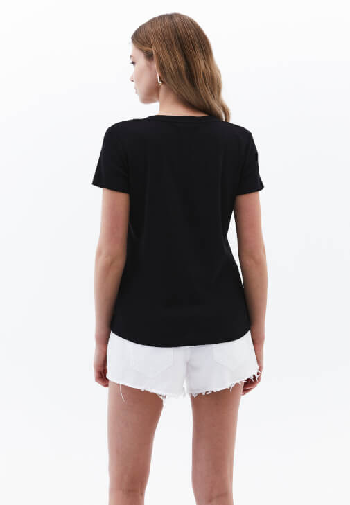 Pamuklu Tişört ve Pamuklu Şort Kombini