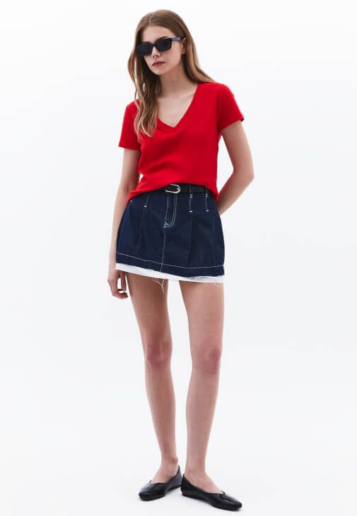 Pamuklu Tişört ve Orta Bel Etek Kombini