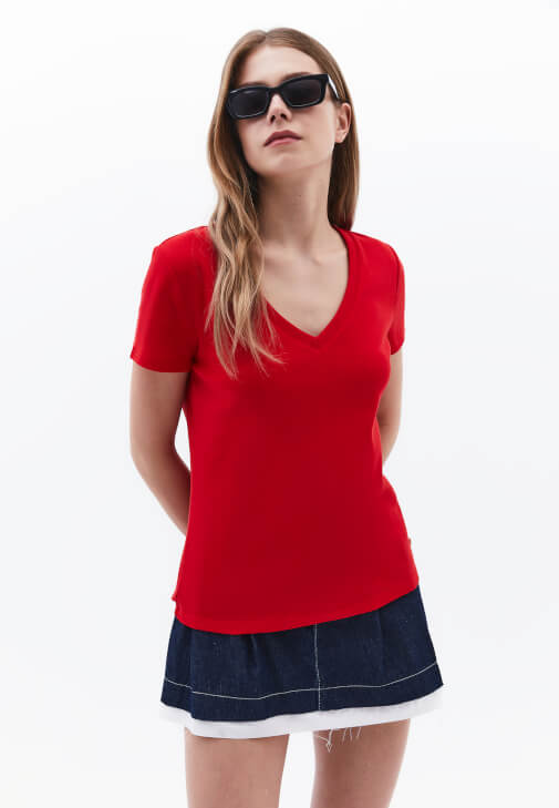 Pamuklu Tişört ve Orta Bel Etek Kombini