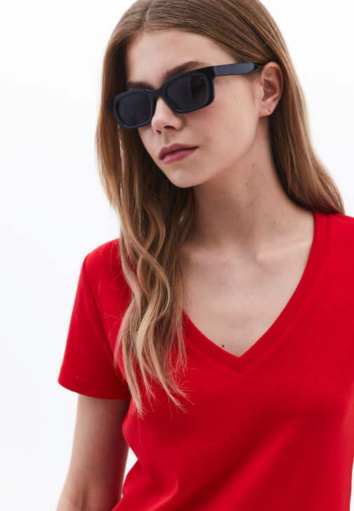 Pamuklu Tişört ve Orta Bel Etek Kombini