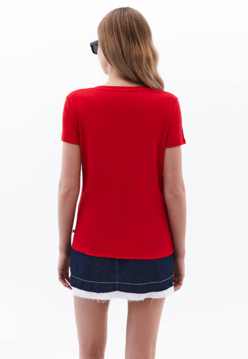 Pamuklu Tişört ve Orta Bel Etek Kombini