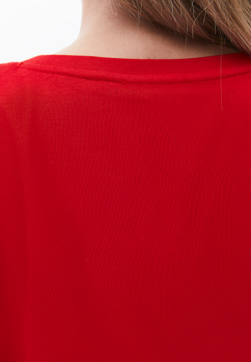 Pamuklu Tişört ve Orta Bel Etek Kombini