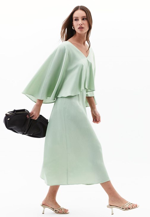 Pelerinli Saten Elbise ve Terlik Kombini