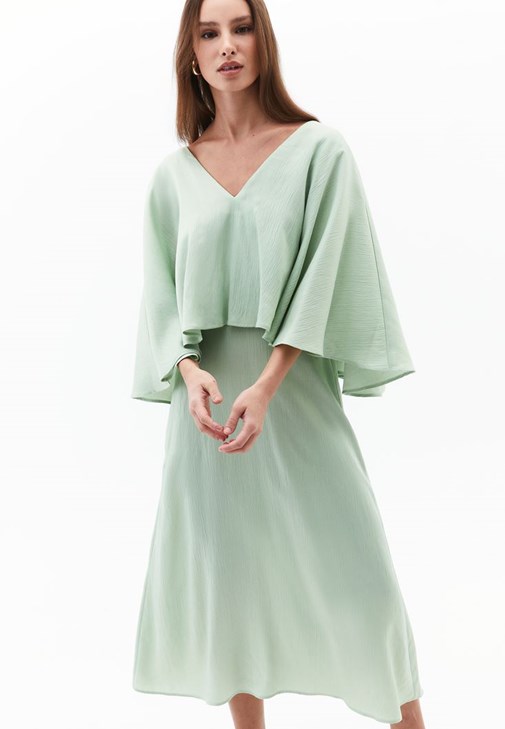 Pelerinli Saten Elbise ve Terlik Kombini