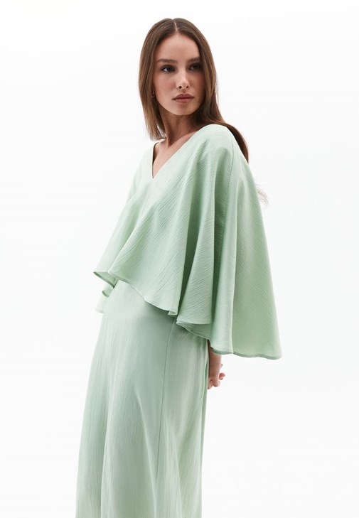 Pelerinli Saten Elbise ve Terlik Kombini