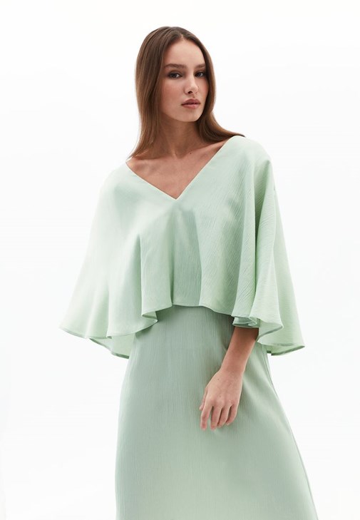 Pelerinli Saten Elbise ve Terlik Kombini