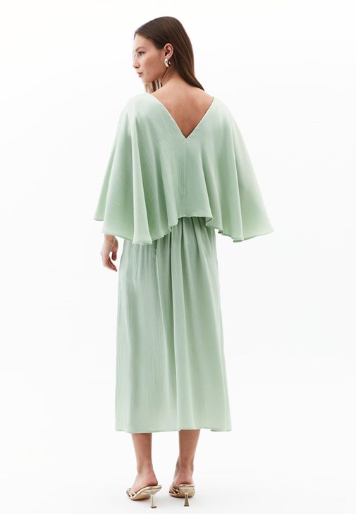 Pelerinli Saten Elbise ve Terlik Kombini