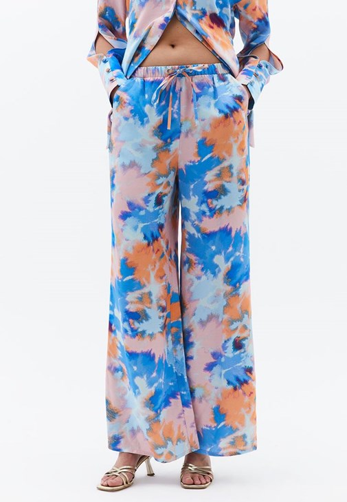 Saten Pantolon ve Kuşaklı Saten Gömlek Kombini