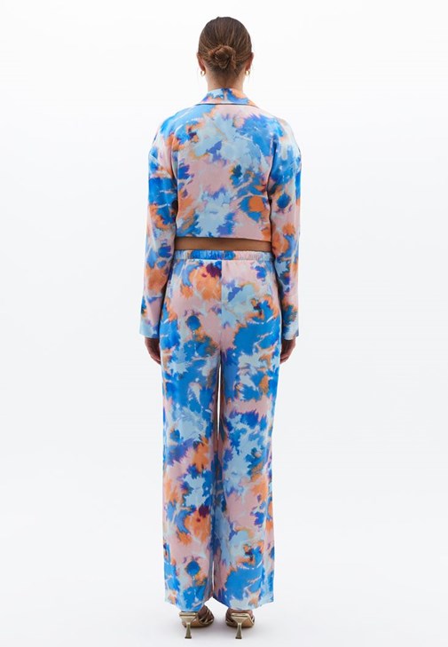 Saten Pantolon ve Kuşaklı Saten Gömlek Kombini