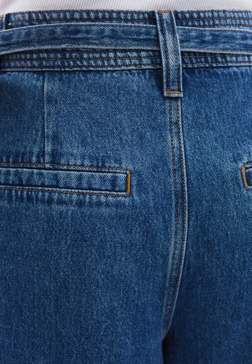 Denim Balon Pantolon ve Atlet Kombini