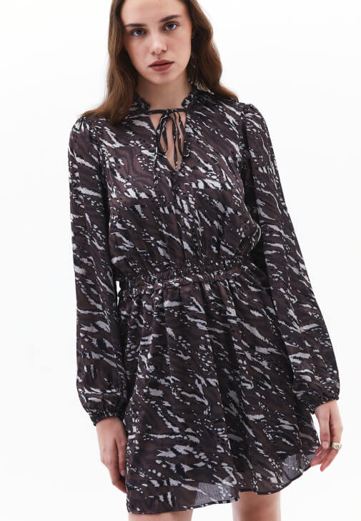 Fırfır Detaylı Mini Elbise ve Çizme Kombini