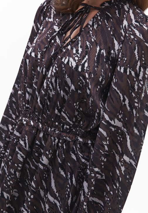 Fırfır Detaylı Mini Elbise ve Çizme Kombini