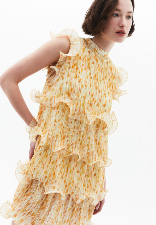 Pileli Mini Elbise ve Terlik Kombini