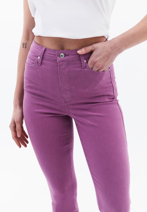 Dar Paça Pantolon ve Sıfır Yaka Tişört Kombini