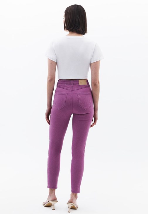 Dar Paça Pantolon ve Sıfır Yaka Tişört Kombini