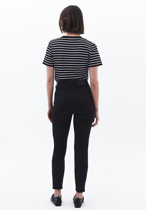 Yüksek Bel Skinny-Fit Pantolon ve Sıfır Yaka Tişört Kombini