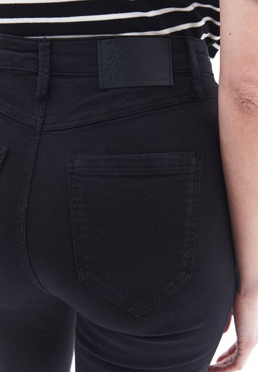 Yüksek Bel Skinny-Fit Pantolon ve Sıfır Yaka Tişört Kombini