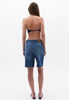 Bermuda Şort ve Fular Kombini