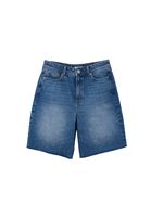 Bermuda Şort ve Fular Kombini