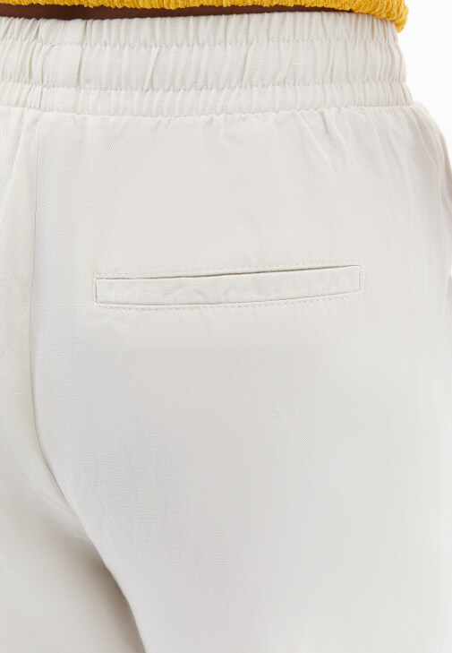 Keten Karışımlı Pantolon ve Modal Bluz Kombini