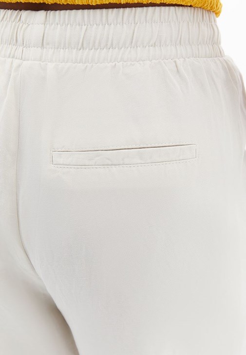 Keten Karışımlı Pantolon ve Modal Bluz Kombini