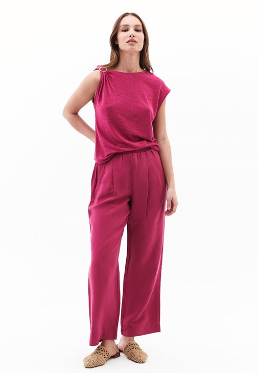 Keten Pantolon ve Keten Tokalı Tişört Kombini