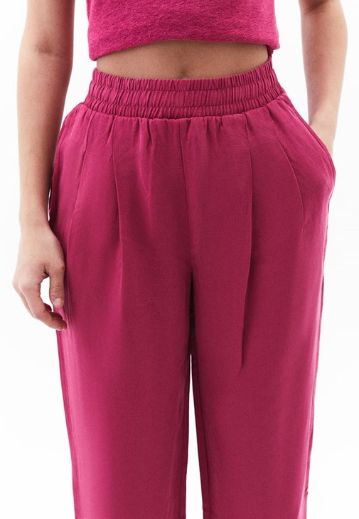 Keten Pantolon ve Keten Tokalı Tişört Kombini