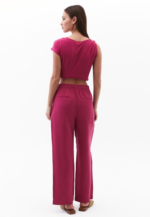 Keten Pantolon ve Keten Tokalı Tişört Kombini