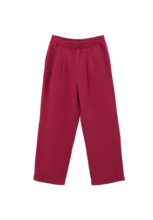 Keten Pantolon ve Keten Tokalı Tişört Kombini