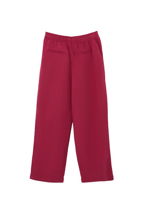 Keten Pantolon ve Keten Tokalı Tişört Kombini